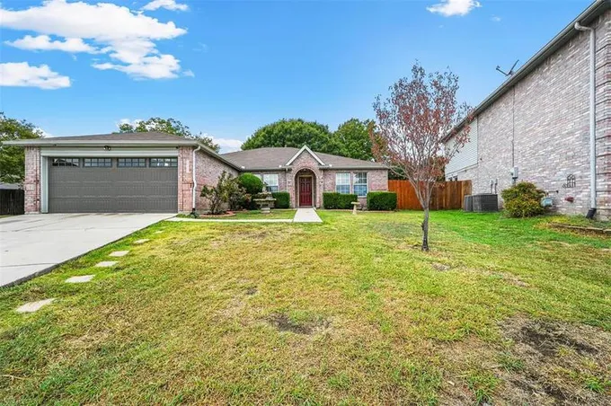 1004 Dove Cir, Saginaw, TX 76131 for Sale