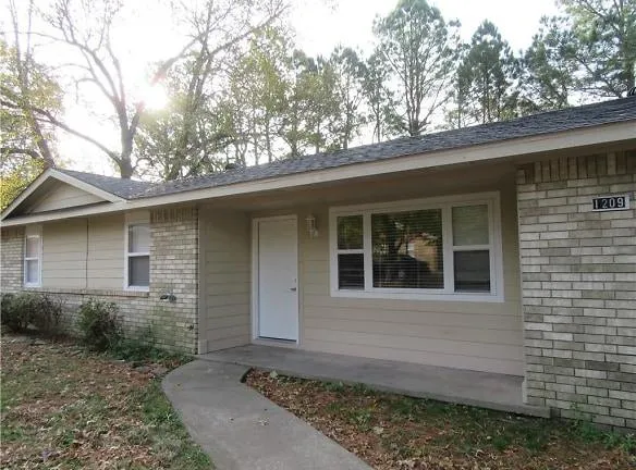 1209 S Prospect St - Siloam Springs, AR 72761 - Home For Rent