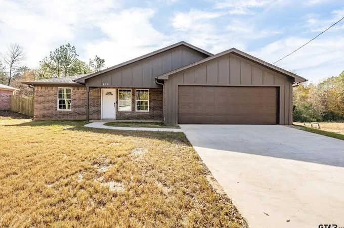 616 Giles St, Troup, TX 75789 - MLS 23016310 for Sale