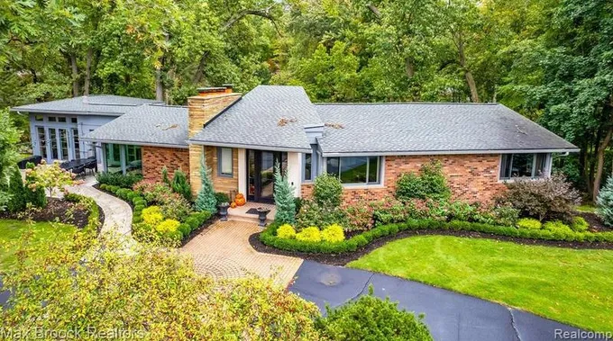 1930 Hillwood Dr, Bloomfield Hills, MI 48304 - MLS 20230098422 for Sale