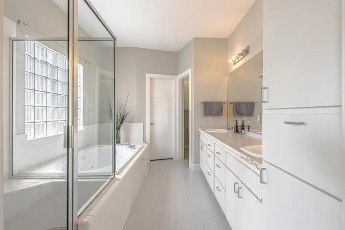 5229 Larkin St, Houston, TX 77007 for Rent