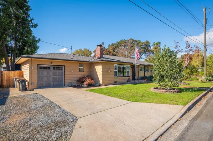 448 NE 12th St, Grants Pass, OR 97526 - MLS 220173204 for Sale