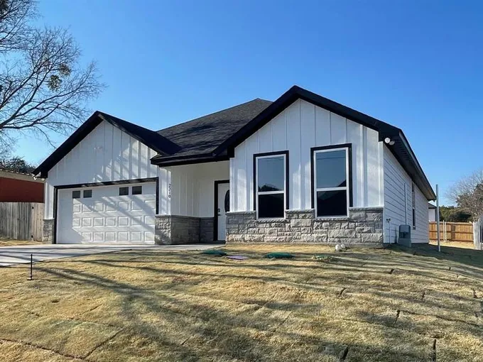 2210 Beverly Drive, Granbury, TX 76048 for Sale