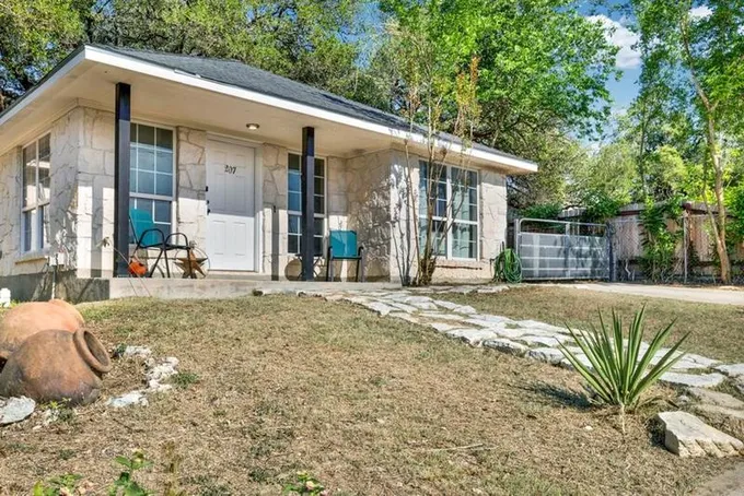 207 Creek St, Fredericksburg, TX 78624 for Sale