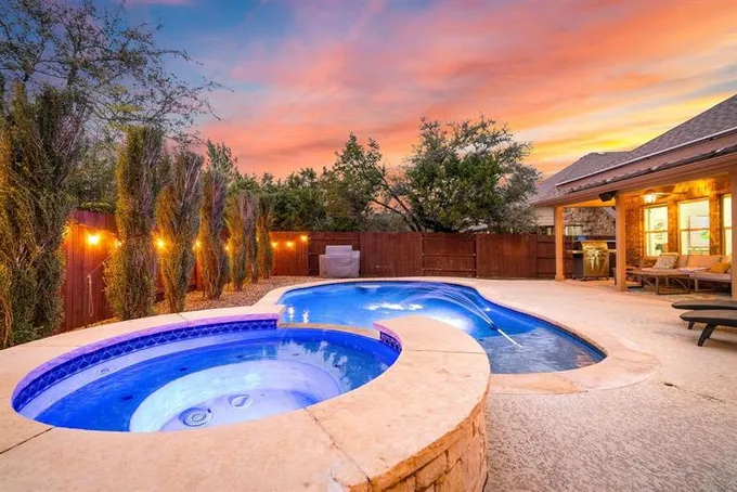 427 Drury Ln, Austin, TX 78737 for Sale