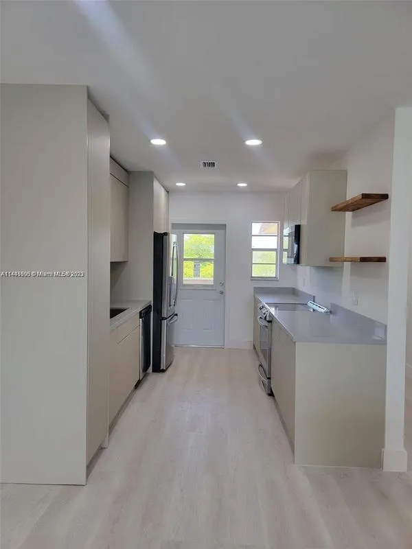 251 Northeast 187th Street, Unit 827, Miami, FL 33179 for Sale