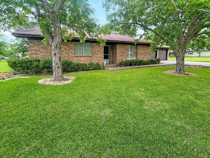 704 South Pecan Street, Moulton, TX 77975 for Sale