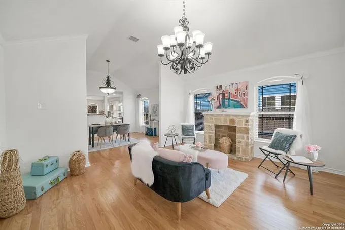 1818 W SUMMIT AVE, San Antonio, TX 78201-4934 for Sale