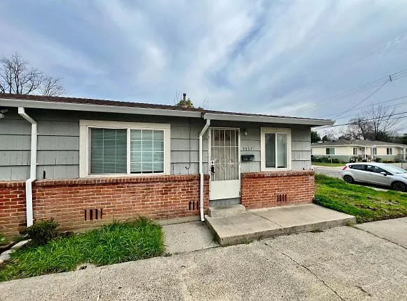 4557 10th Ave - Sacramento, CA 95820 - Home For Rent