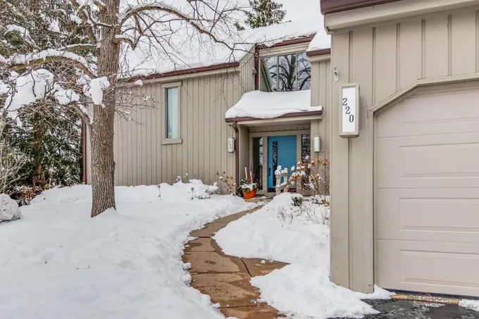 220 Thornhill Lane, Unit B, Lake Barrington, IL 60010 for Sale
