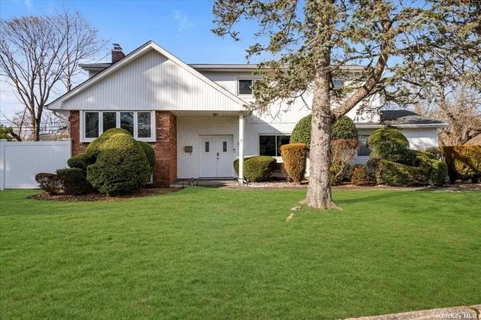 7 Cecil Court, Melville, NY 11747 for Sale