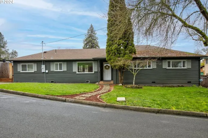 1225 NE Beulah Dr, Roseburg, OR 97470 - MLS 24512222 for Sale