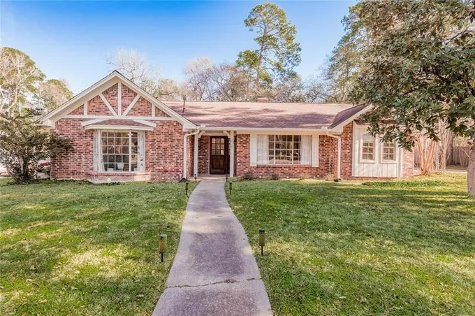 225 Hickory Dr, Huntsville, TX 77320  MLS# 93679517 for Sale