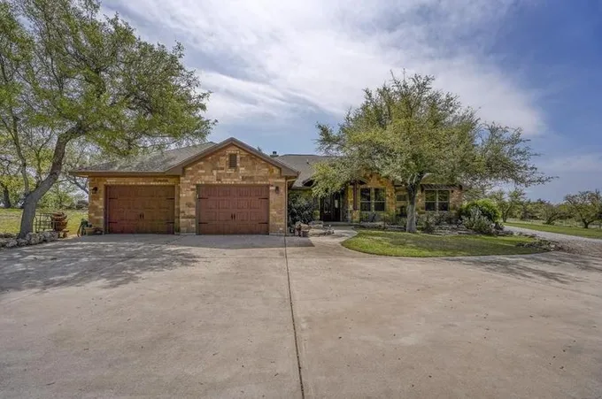101 Crooked Oak Ln, Round Mountain, TX 78663 - MLS 8513893 for Sale