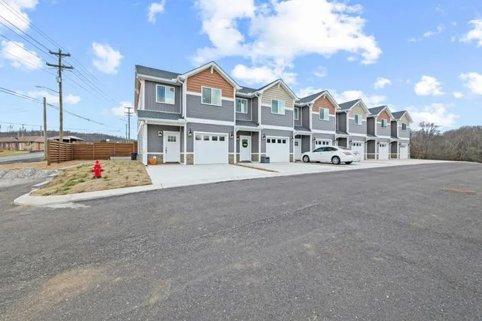1038 E MAIN ST # 106, Livingston, TN 38570 Townhouse For Sale  MLS# 2607301