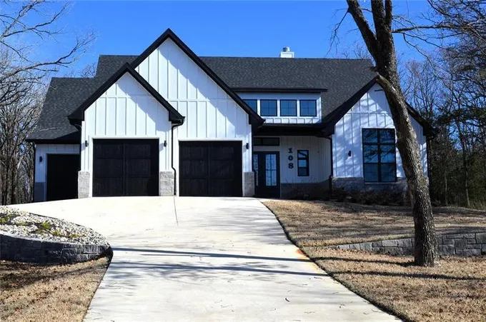 108 Oakridge Ct, Mabank, TX 75147 for Sale