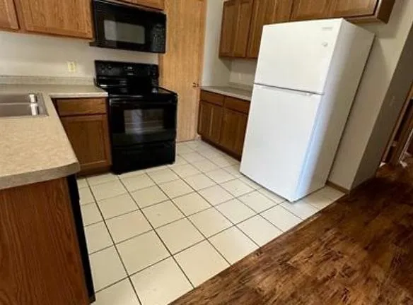 614 Scott Ave unit 3 - Oshkosh, WI 54901 - Home For Rent