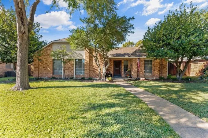 310 Trail View Ln, Garland, TX 75043 - MLS 20455807 for Sale