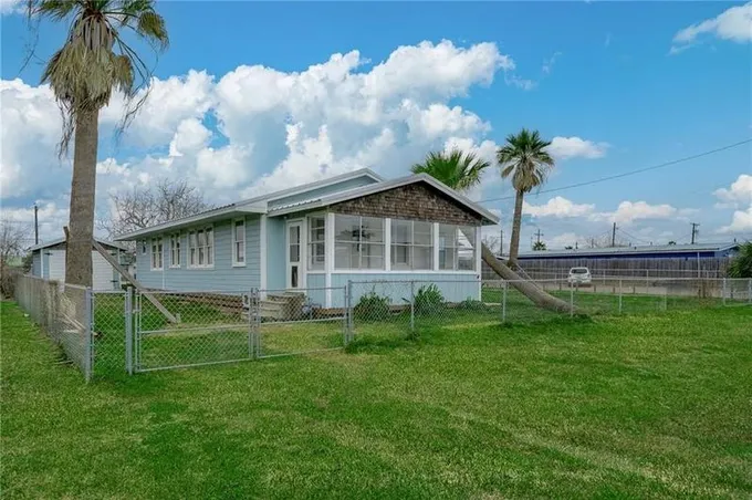 915 S Live Oak St, Rockport, TX 78382 for Sale
