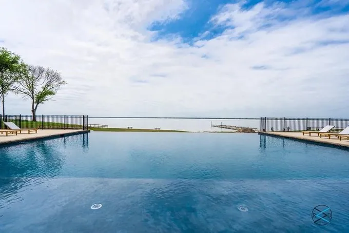 717 Clubview Dr, Mabank, TX 75143 for Sale