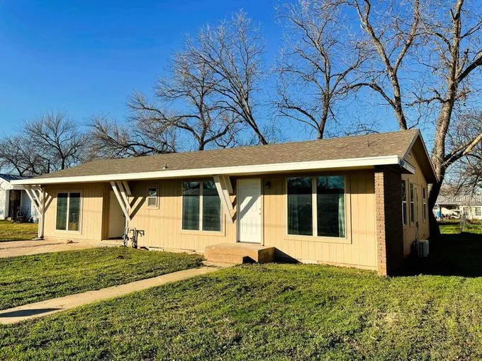 1107 E Brown Street, Llano, TX 78643 for Sale