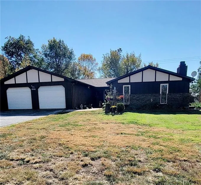 1415 Walnut Road East, Iola, KS 66749 for Sale