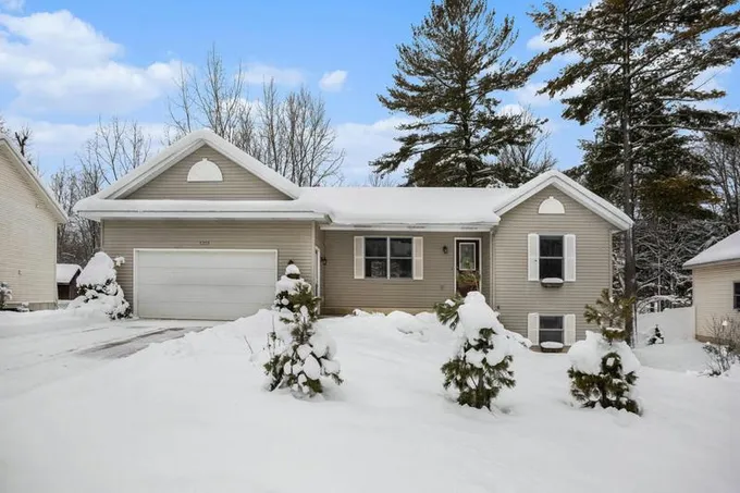 5255 GREEN PINE CT SE, Kentwood, MI 49508 Single Family Residence For Sale  MLS# 24004441