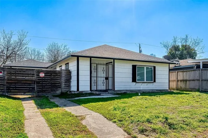 7005 Kassarine Pass, Houston, TX 77033 for Sale