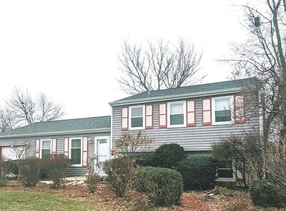 1329 Elm Dr - Schaumburg, IL 60194 - Home For Rent