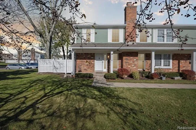 42104 Roscommon St, Novi, MI 48167 - MLS 20240000499 for Sale