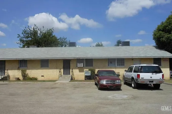 105 LOIS LN, Bakersfield, CA 93307 Multi Family For Sale  MLS# 202400739