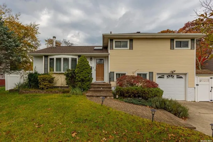 71 Thoreau Road, North Babylon, NY 11703 for Sale