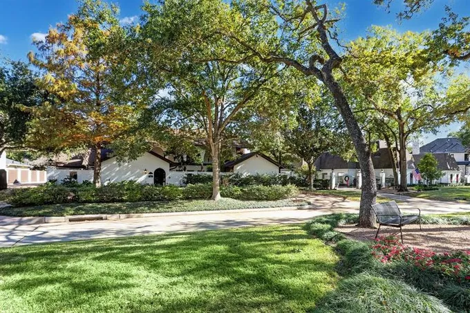546 Stoneleigh Dr, Houston, TX 77079 for Sale