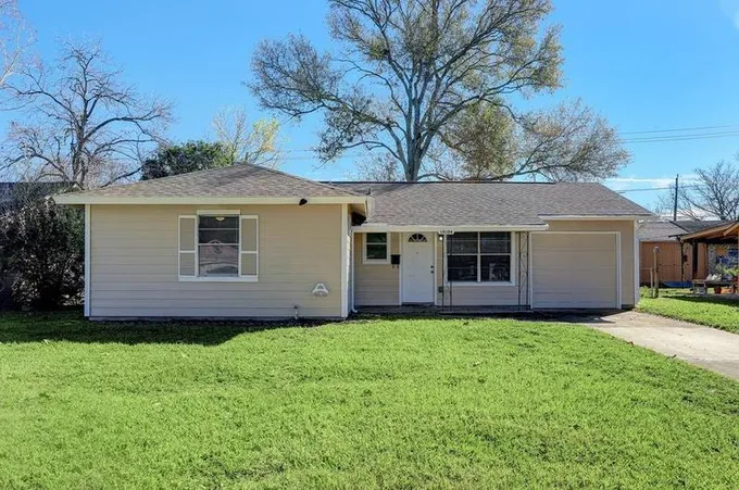 10106 Santa Monica Blvd, Houston, TX 77089 - MLS 51802753 for Sale