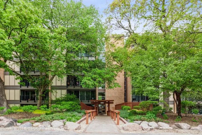 6000 Oakwood Drive, Unit 4J, Lisle, IL 60532 for Rent