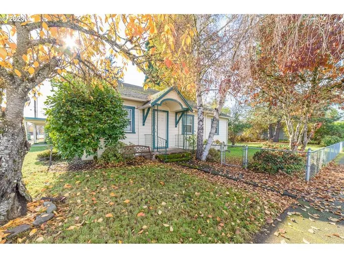 39 East Harrison Avenue, Cottage Grove, OR 97424 for Sale