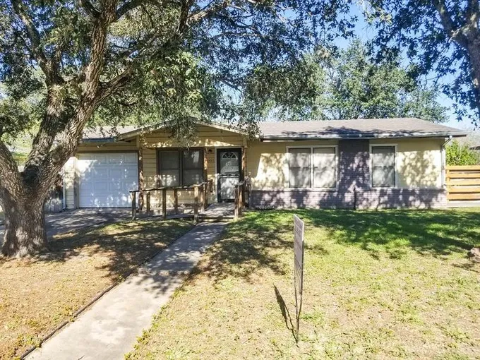 1805 Lucy Lane, Beeville, TX 78102 for Sale
