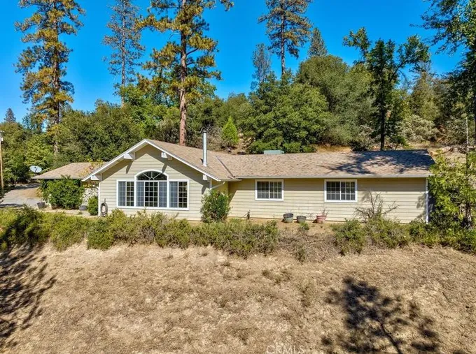 37859 Rd 422, Oakhurst, CA 93644 - MLS FR23197706 for Sale