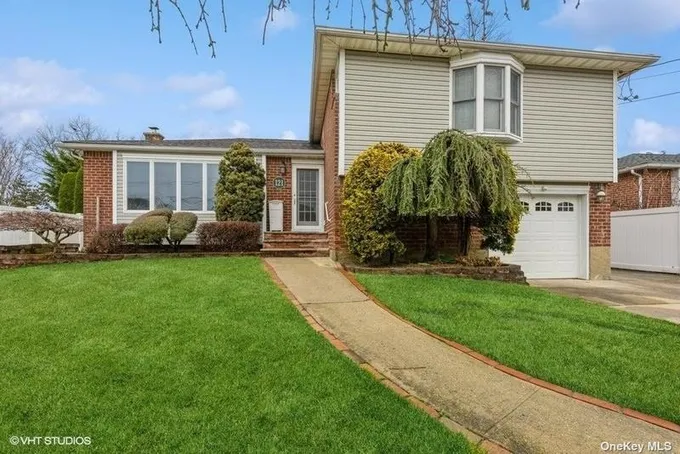 121 Violet Street, Massapequa Park, NY 11762 for Sale