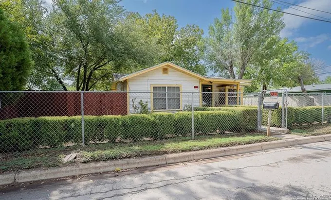 213 W MODESTA ST, Uvalde, TX 78801-5022 for Sale