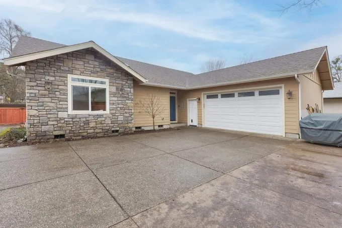 931 NE 10th Street, Grants Pass OR 97526 for Sale