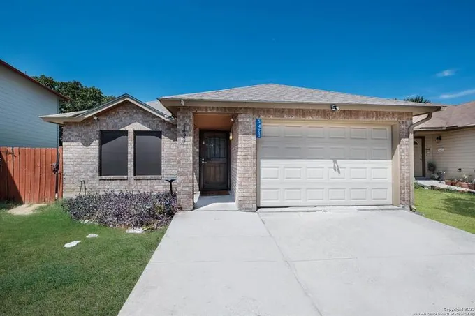 5423 CHAMPIONS HILL DR, San Antonio, TX 78233-4446 for Sale