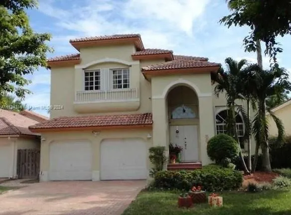 5813 NW 108th Ave - Doral, FL 33178 - Home For Rent