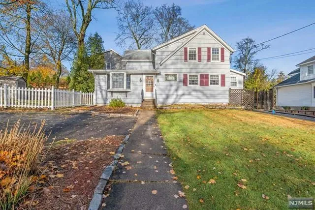 305 ERIE AVE, Midland Park, NJ 07432 Single Family Residence For Sale  MLS# 23035764