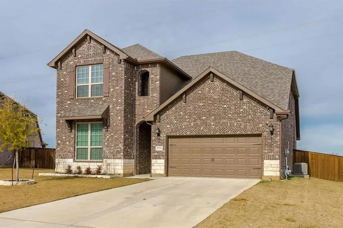 2721 Lazy Pine Ln, Arlington, TX 76001 for Sale
