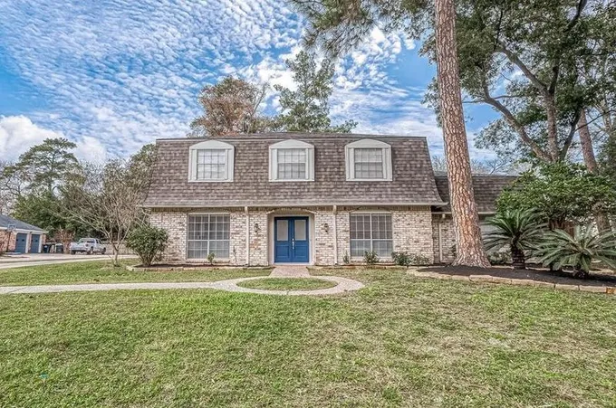 561 Roanoke Dr, Conroe, TX 77302 - MLS 37638448 for Sale