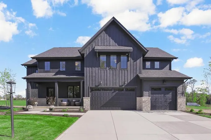 2806 Old Oak Drive, Valparaiso, IN 46385 for Sale