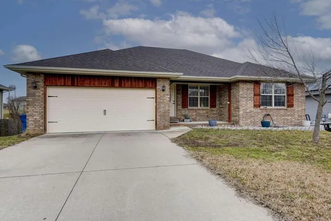 1008 East Fieldstone Drive, Ozark, MO 65721  624037844 for Sale