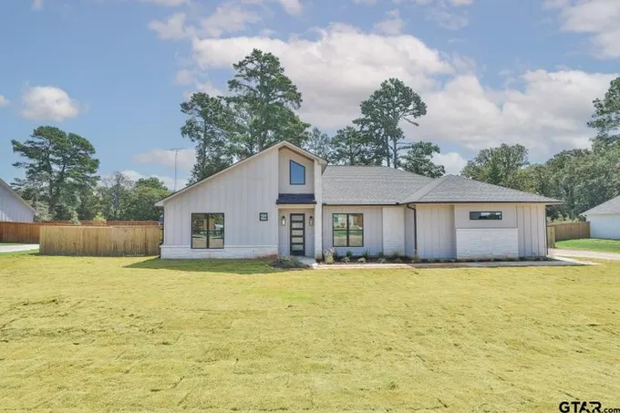 14415 Woodland Creek Dr, Lindale, TX 75771 for Sale