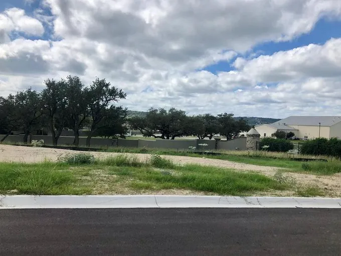 1801 N Chateau Lane, Kerrville, TX 78028 for Sale